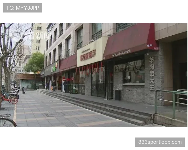 托尼娅·哈丁拎着外卖站在红绿灯下——电视里那个冰上风暴和街角这人，差得太远
